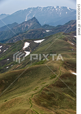 上越国境・蓬峠付近を行く登山者と大源太山・巻機山 上越国境・蓬峠付近を行く登山者と大源太山・巻機山 99365645