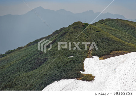 谷川連峰・一ノ倉岳稜線を行く登山者と上州武尊山の山並み 99365858