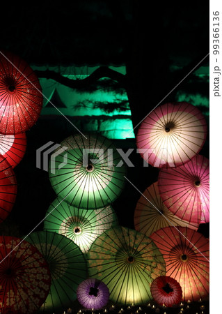 忍城の冬の風物詩となった番傘のライトアップ 99366136