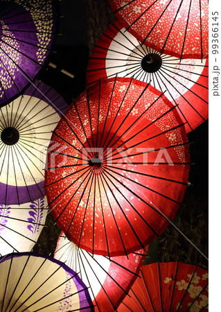 忍城の冬の風物詩となった番傘のライトアップ 忍城の冬の風物詩となった番傘のライトアップ 99366145