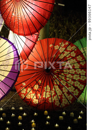 忍城の冬の風物詩となった番傘のライトアップ 忍城の冬の風物詩となった番傘のライトアップ 99366147