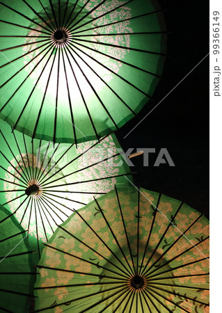 忍城の冬の風物詩となった番傘のライトアップ 忍城の冬の風物詩となった番傘のライトアップ 99366149