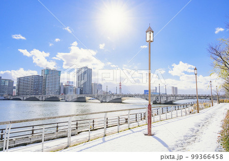 冬晴れの信濃川と萬代橋 冬晴れの信濃川と萬代橋 99366458