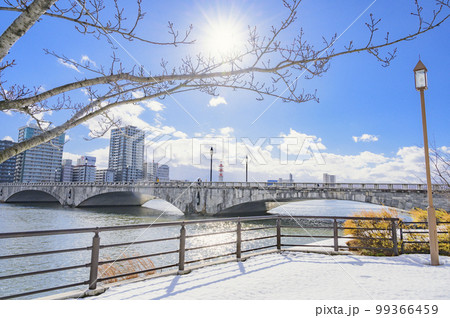 冬晴れの信濃川と萬代橋 冬晴れの信濃川と萬代橋 99366459