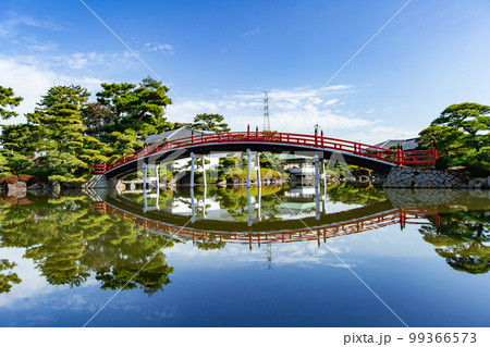 大名庭園　中津万象園　鳥居が幻想的 99366573