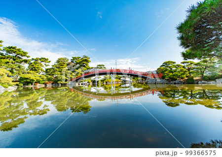 大名庭園 中津万象園 鳥居が幻想的 大名庭園 中津万象園 鳥居が幻想的 99366575