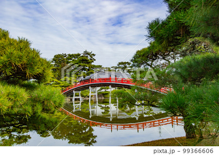 大名庭園 中津万象園 鳥居が幻想的 大名庭園 中津万象園 鳥居が幻想的 99366606