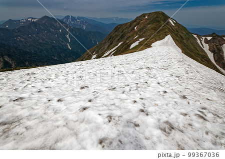 谷川連峰の雪渓から見る茂倉岳と上越国境の山並み 99367036