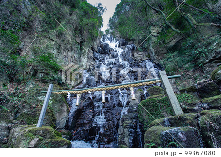 不動明王がある落差十五メートルの不動の滝 不動明王がある落差十五メートルの不動の滝 99367080