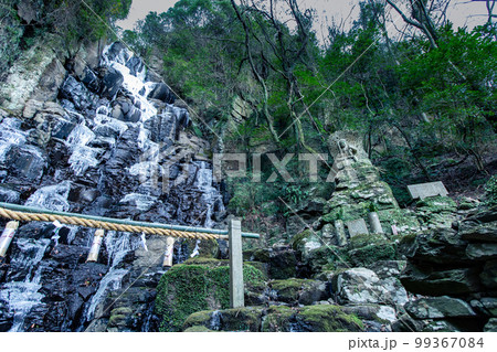 不動明王がある落差十五メートルの不動の滝 不動明王がある落差十五メートルの不動の滝 99367084