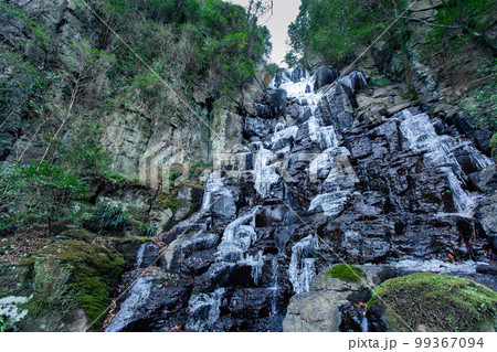 不動明王がある落差十五メートルの不動の滝 不動明王がある落差十五メートルの不動の滝 99367094