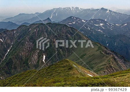 上越国境・茂倉岳から見る武能岳と残雪の巻機山 上越国境・茂倉岳から見る武能岳と残雪の巻機山 99367429
