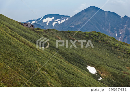 谷川連峰・茂倉岳避難小屋と万太郎山の眺め 99367431
