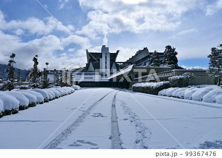 冬の朝の国立京都国際会館 雪景色 冬の朝の国立京都国際会館 雪景色 99367476