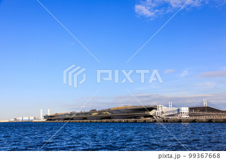 冬休みの横浜港の風景 99367668