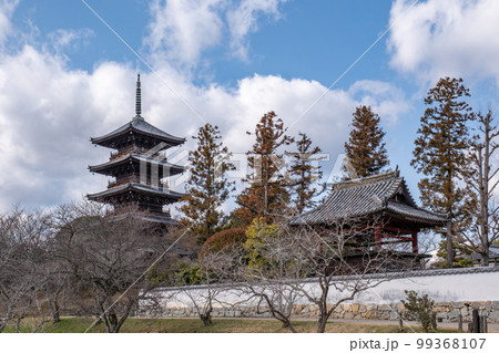 冬の吉備路 備中国分寺の五重塔と鐘楼 岡山県総社市 冬の吉備路 備中国分寺の五重塔と鐘楼 岡山県総社市 99368107