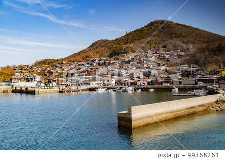 瀬戸内海に浮かぶ男木島　アートの島　 99368261