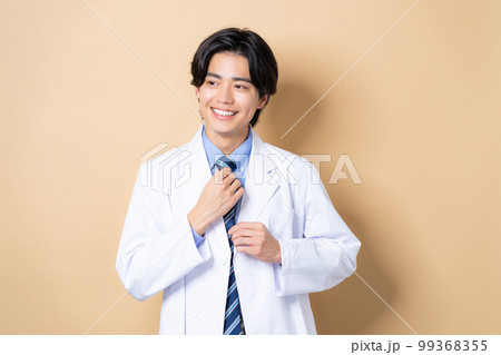 白衣の若い男性 99368355
