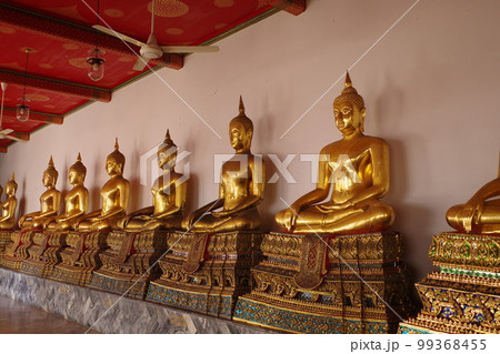 タイのワット・ポーの回廊にずらりと並ぶ金色の仏像 99368455