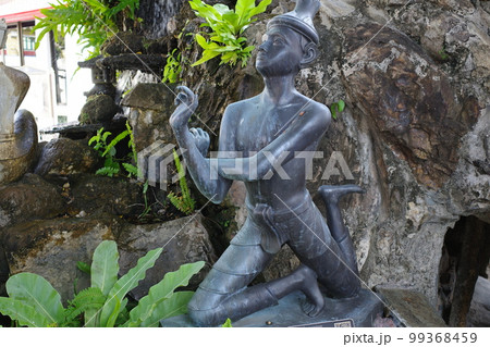 タイのワット・ポーにある、ルーシーダットンのポーズをした像 99368459