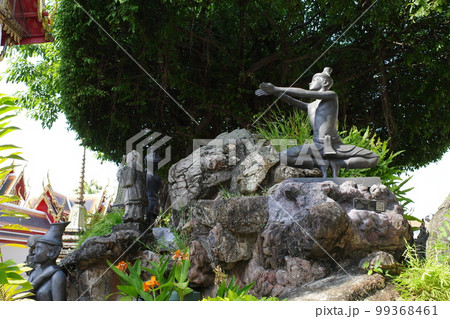 タイのワット・ポーにある、ルーシーダットンのポーズをした像 99368461