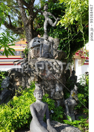 タイのワット・ポーにある、ルーシーダットンのポーズをした像 99368467