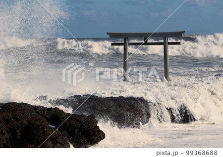 波しぶきに負けずに堂々と立つ鳥居 波しぶきに負けずに堂々と立つ鳥居 99368688