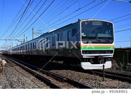 （鉄道の風景）青空の下を走る通勤電車 E231系 全景 99368901