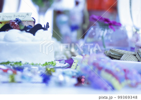 テーブルの上のパーティーグッズ テーブルの上のパーティーグッズ 99369348