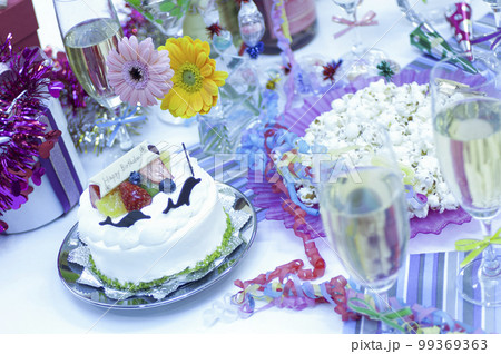 テーブルの上のパーティーグッズ 99369363