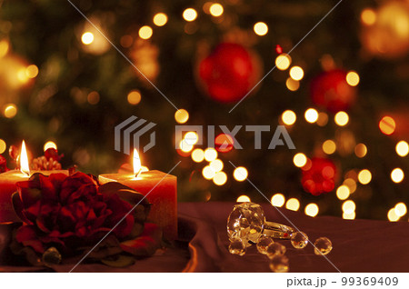 ロウソクとイルミネーション 99369409