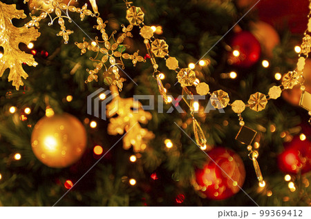 クリスマスツリーとオーナメント 99369412