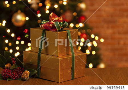 クリスマスツリーとプレゼント 99369413