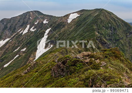 初夏の谷川岳稜線から見る残雪の一ノ倉岳・茂倉岳 99369471