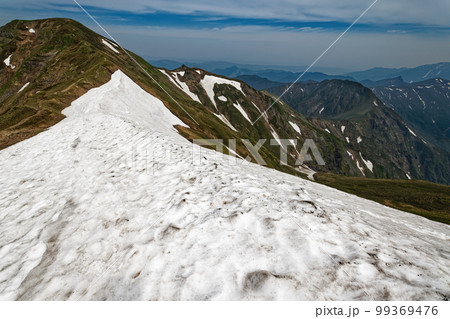 谷川連峰・一ノ倉岳稜線から見る残雪の茂倉岳と蓬峠への山並み 谷川連峰・一ノ倉岳稜線から見る残雪の茂倉岳と蓬峠への山並み 99369476