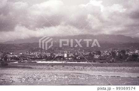 古い写真　昭和30年代　渋川市　利根川の大正橋下流付近の利根川左岸の高台から渋川市街方面を見る 99369574