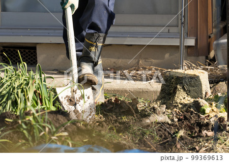 住宅の庭の切り株を除去する庭師 99369613