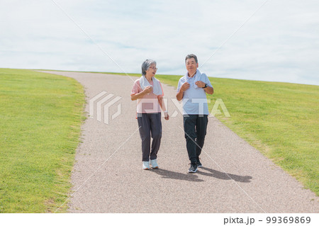公園でウォーキング・有酸素運動する高齢者夫婦(シニア・男女) 公園でウォーキング・有酸素運動する高齢者夫婦(シニア・男女) 99369869
