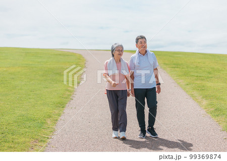 公園でウォーキング・有酸素運動する高齢者夫婦(シニア・男女) 公園でウォーキング・有酸素運動する高齢者夫婦(シニア・男女) 99369874