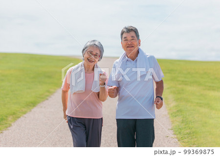 公園でウォーキング・有酸素運動する高齢者夫婦(シニア・男女) 公園でウォーキング・有酸素運動する高齢者夫婦(シニア・男女) 99369875