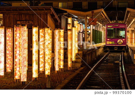 京都嵐山　キモノフォレストのライトアップ　嵐電嵐山駅 99370100