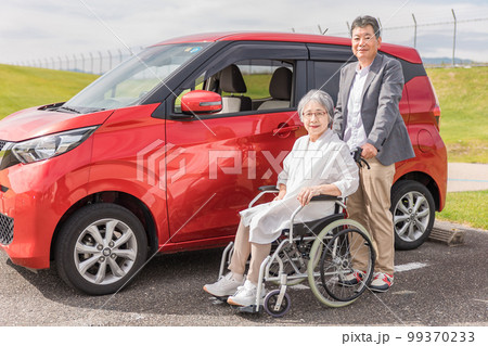 自動車の前にいる車椅子の高齢者女性と男性(シニア・夫婦・男女) 自動車の前にいる車椅子の高齢者女性と男性(シニア・夫婦・男女) 99370233