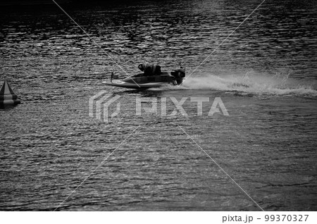 ターンするボート 白黒写真 ターンするボート 白黒写真 99370327