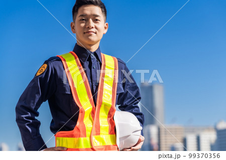 安全を守るヘルメットを持った若いガードマン 99370356