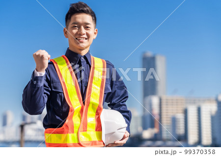 ガッツポーズをするセキュリティスタッフ ガッツポーズをするセキュリティスタッフ 99370358