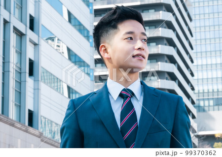 都会で働く若いビジネスマン 都会で働く若いビジネスマン 99370362