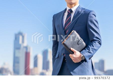 都会で働くビジネスマン　顔無し 99370372