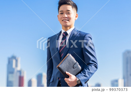 都会で働く若いビジネスマン 99370373