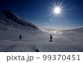 冬の知床半島・二ツ池野営指定地を歩く登山者 99370451