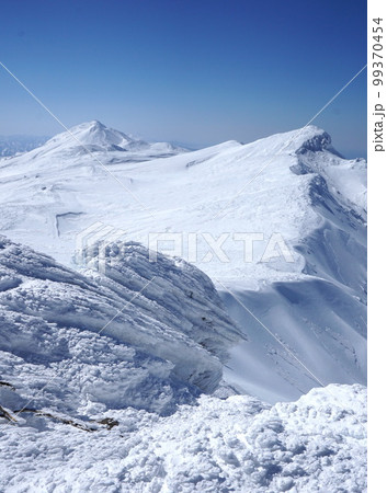 冬の知床半島・東岳から見た羅臼岳と知円別岳 冬の知床半島・東岳から見た羅臼岳と知円別岳 99370454